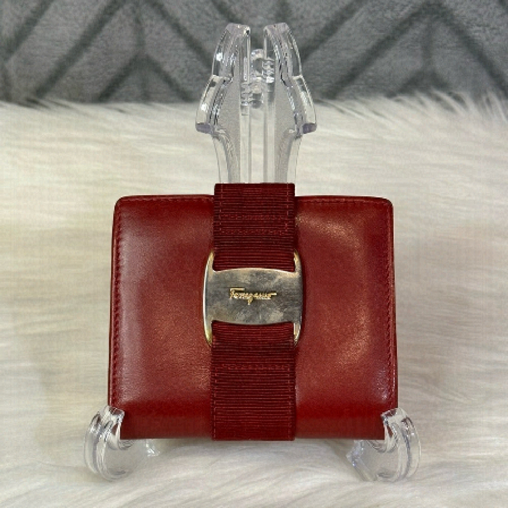SALVATORE FERRAGAMO compact leather wallet in red